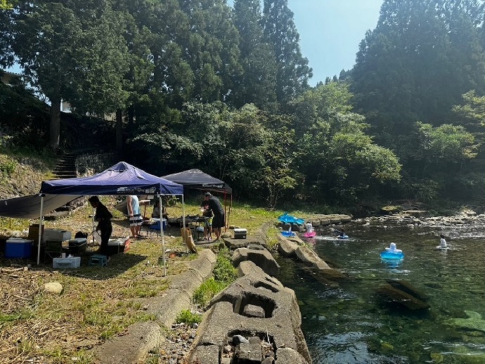 美山の川でBBQをする様子